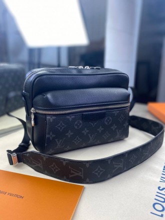 
 
 Нагрудная сумка Louis Vuitton Monogram
Цвет : серый
Размер : 26*19*9 см
Прои. . фото 5