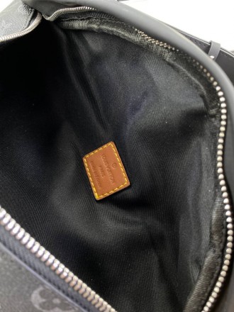 
 
 Поясная сумка Louis Vuitton Discovery Monogram Eclipse с тиснеными эмблемами. . фото 3