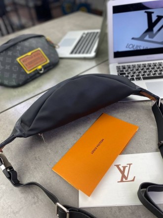 
 
 Поясная сумка Louis Vuitton Discovery Monogram Eclipse с тиснеными эмблемами. . фото 6