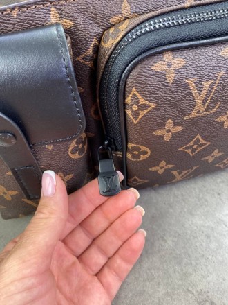 
 
 Поясная сумка Louis Vuitton Christopher 
Цвет : коричневый
Размер : 48*15*7 . . фото 7