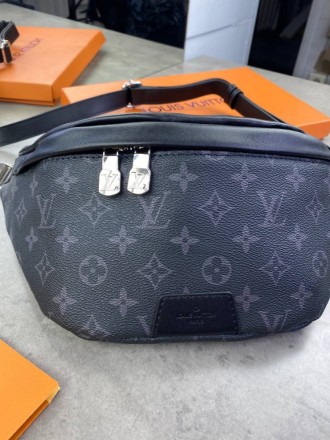 
 
 Поясная сумка Louis Vuitton Discovery из канвы Monogram Eclipse 
Цвет : серы. . фото 10