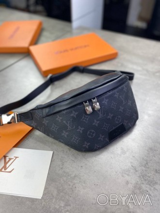 
 
 Поясная сумка Louis Vuitton Discovery из канвы Monogram Eclipse 
Цвет : серы. . фото 1