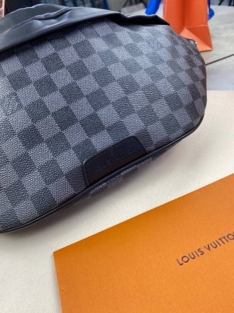 
 
 Поясная сумка Louis Vuitton Discovery из канвы Damier Graphite 
Цвет : серый. . фото 3