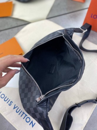 
 
 Поясная сумка Louis Vuitton Discovery из канвы Damier Graphite 
Цвет : серый. . фото 7