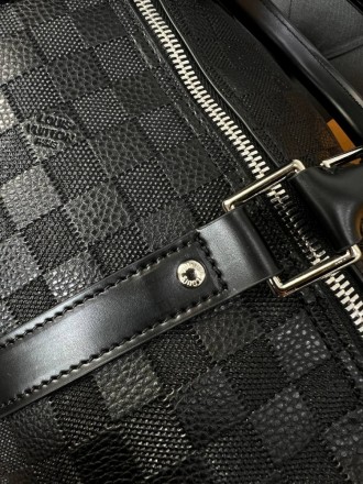 
 
 Дорожная черная сумка Louis Vuitton в стиле "Infini"
Цвет : черный
Размер : . . фото 8