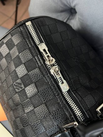 
 
 Дорожная черная сумка Louis Vuitton в стиле "Infini"
Цвет : черный
Размер : . . фото 3
