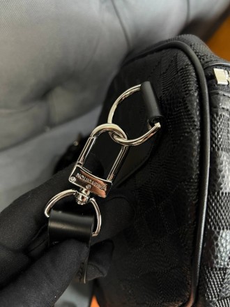 
 
 Дорожная черная сумка Louis Vuitton в стиле "Infini"
Цвет : черный
Размер : . . фото 10