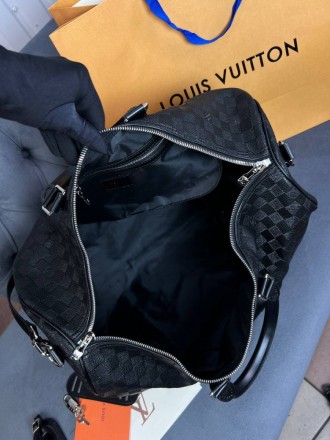 
 
 Дорожная черная сумка Louis Vuitton в стиле "Infini"
Цвет : черный
Размер : . . фото 11