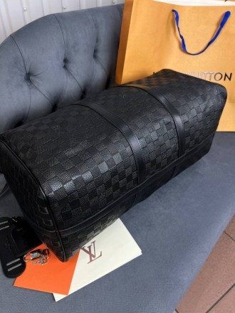 
 
 Дорожная черная сумка Louis Vuitton в стиле "Infini"
Цвет : черный
Размер : . . фото 7