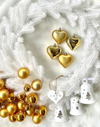 Декоративный рождественский венок изготовлен из переплетенных веток искусственно. . фото 2