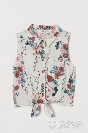 Блузка без рукавів з повітряної тканини з коміром, ґудзиками спереду, нагрудною . . фото 1