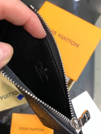 
 
 Держатель для карт и монет Louis Vuitton черный в стиле "Taiga"
Цвет : черны. . фото 3