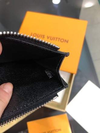 
 
 Держатель для карт и монет Louis Vuitton черный в стиле "Taiga"
Цвет : черны. . фото 4