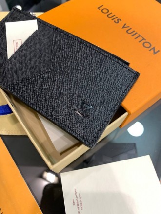 
 
 Держатель для карт и монет Louis Vuitton черный в стиле "Taiga"
Цвет : черны. . фото 8