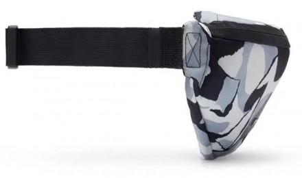 сумка на стегна Nike, виконана в класичному стилі
має містке основне відділення . . фото 4