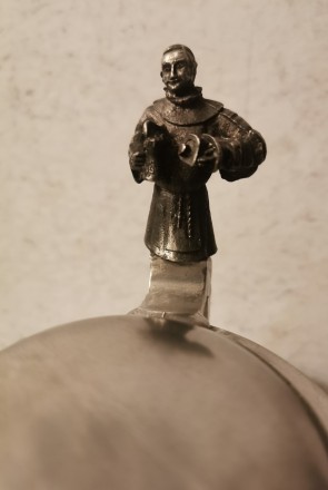 Коллекционный фарфоровый пивной бокал с оловянной крышкой Монах, художественное . . фото 6