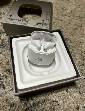 Bluetooth наушники
Remax TWS-19 Marshmallow Edition белого цвета. . фото 6