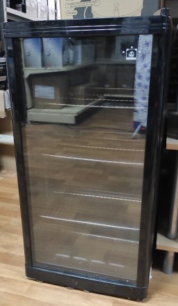 Барна холодильна шафа вітринного типу зі скляними реверсивними дверцятами. 
Обє. . фото 2