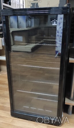 Барна холодильна шафа вітринного типу зі скляними реверсивними дверцятами. 
Обє. . фото 1