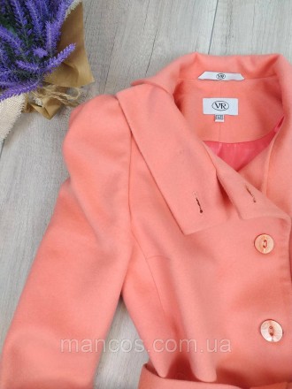 Женское короткое пальто VR персикового цвета с поясом 
Состояние: б/у, в очень х. . фото 3