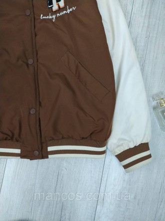 Женская куртка с воротником колледжа сочетает в себе стильный и функциональный с. . фото 6