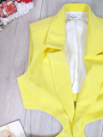 Женская накидка без рукавов с вырезами на талии лимонного цвета с перевязочками
. . фото 3