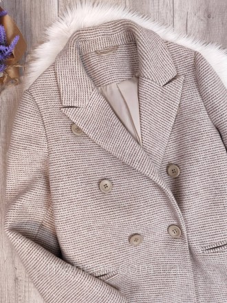 Элегантное и стильное бежевое короткое двубортное женское пальто от Laboratories. . фото 6