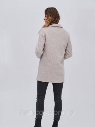 Элегантное и стильное бежевое короткое двубортное женское пальто от Laboratories. . фото 3