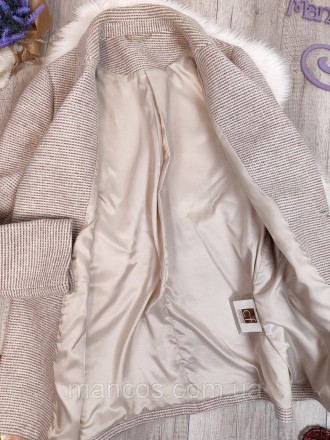 Элегантное и стильное бежевое короткое двубортное женское пальто от Laboratories. . фото 9
