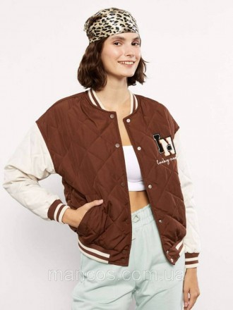 Женская куртка с воротником колледжа сочетает в себе стильный и функциональный с. . фото 2