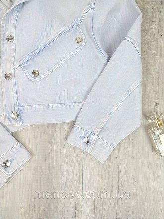 Короткий женский джинсовый пиджак Pull&Bear голубого цвета. Застежка-пуговицы. Р. . фото 4