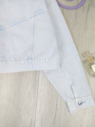 Короткий женский джинсовый пиджак Pull&Bear голубого цвета. Застежка-пуговицы. Р. . фото 7