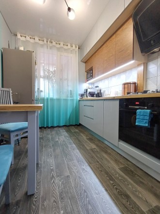 Продам современную 2 комнатную кв улучшенной планировки с кухней 9м посередине н. Роганське. фото 2