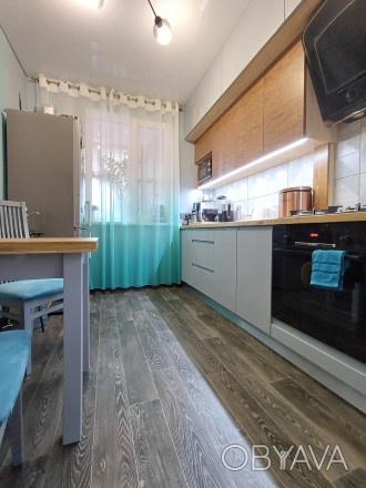 Продам современную 2 комнатную кв улучшенной планировки с кухней 9м посередине н. Роганське. фото 1