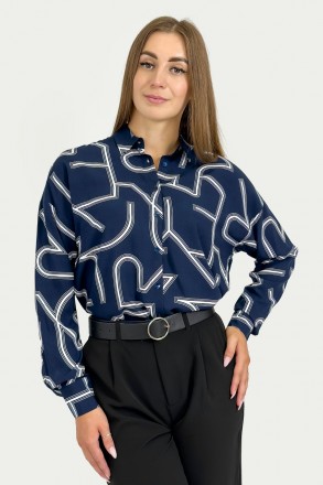 
Женская рубашка с абстрактным узором выполнена из качественной ткани. Спущенное. . фото 4