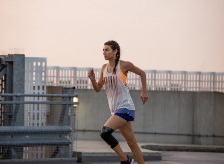 Виготовлена ​​з дихаючого матеріалу, Reebok Fitness Knee Support допомагає збере. . фото 6