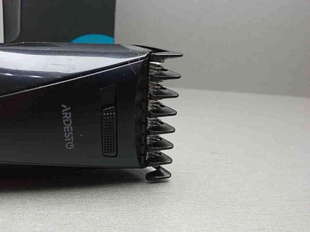 Компактная машинка черного цвета для стрижки волос со встроенным аккумулятором A. . фото 4