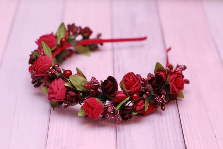 Яскравий обідок для волосся з квітами виготовлений у бордовому кольорі. Красиве . . фото 4