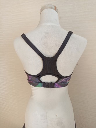 Красивый спортивный бюстик padded active bra черного цвета в принт,  пошит без к. . фото 3