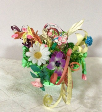 
Красива ажурна вазочка з квітковою композицією ручної роботи. Виріб виконаний у. . фото 4