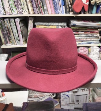 
В наявності колір алий 55-56 см
Молодіжна капелюх з фетру чоловічого стилю. Сез. . фото 3