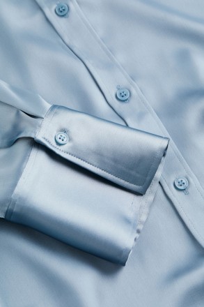 Блуза оверсайз з м'якого атласу. Загострений комір, ґудзики спереду та спущені п. . фото 3