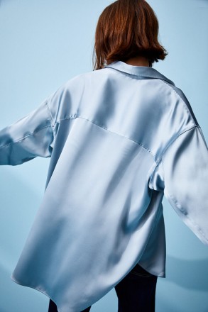 Блуза оверсайз з м'якого атласу. Загострений комір, ґудзики спереду та спущені п. . фото 5