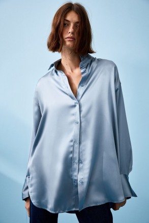 Блуза оверсайз з м'якого атласу. Загострений комір, ґудзики спереду та спущені п. . фото 4