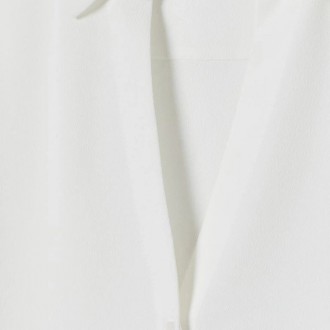 Тканинна блуза. V-подібний виріз, комір і гудзики спереду. Довгі рукави з манжет. . фото 3