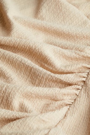 Короткое платье из трикотажа в рубчике. Узкие регулируемые лямки, V-образный выр. . фото 7