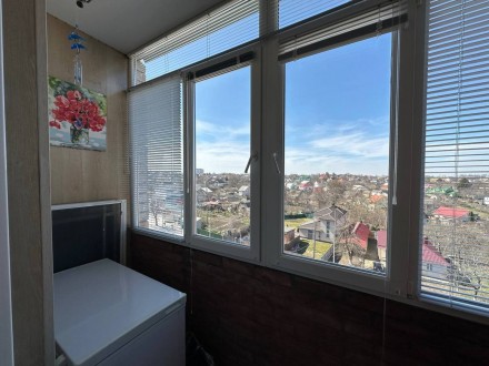 Квартира на дві сторони, з двома заскленими, утепленими балконами.В квартирі зро. . фото 2