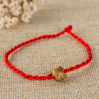 Браслет оберег красная нить с мордочкой Hello Kitty, длинной 18,5 см.