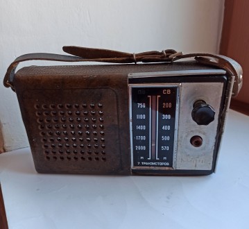 Раритетный переносной радиоприемник "Кварц 404" в кожаном чехле, произ. . фото 2