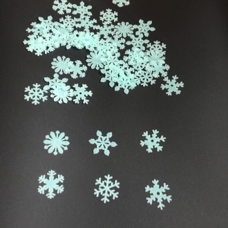 Набор из ~ 50 снежинок, заряжаются от прямого попадания солнечного света (распол. . фото 3